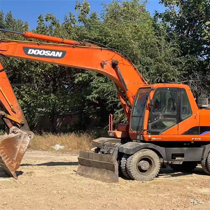Prix bas 22 tonnes utilisées coréenne pelle excavateur Doosan DX 210W-7 avec moins d'heures de travail
