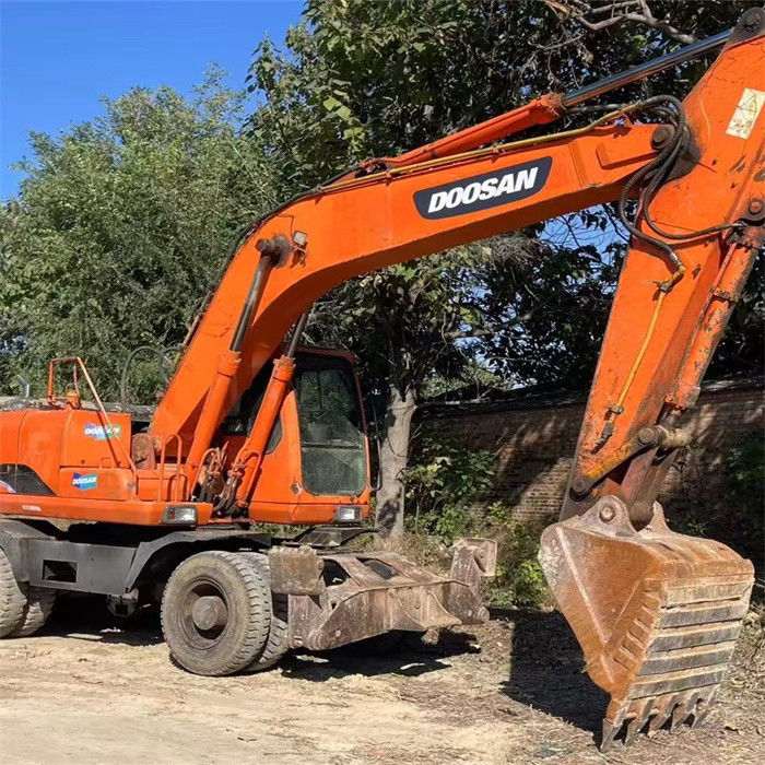 Prix bas 22 tonnes utilisées coréenne pelle excavateur Doosan DX 210W-7 avec moins d'heures de travail