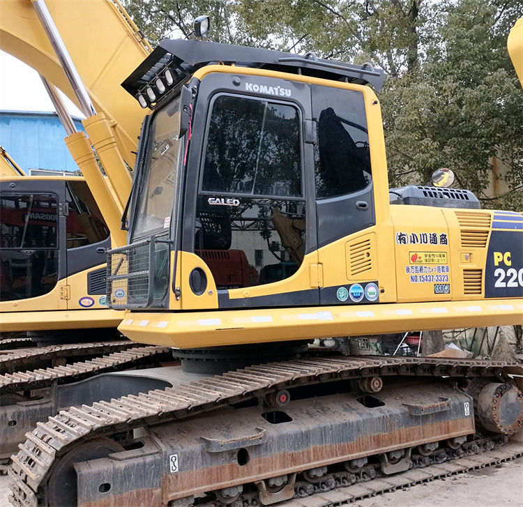 Apparemment neuve, importée du Japon. Une excavatrice à rampe utilisée.