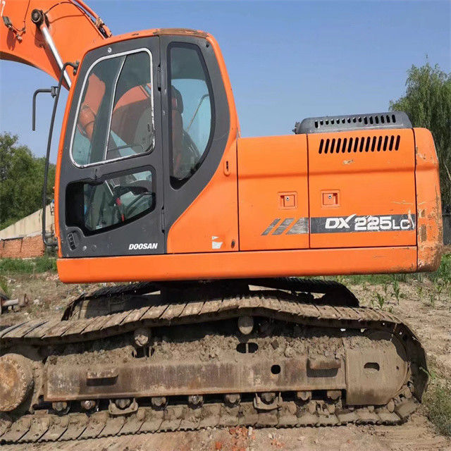 22 tonnes prêtes à l'emploi et expérimentées, utilisées, importées de Corée, Doosan DX 225 LC en bon état.