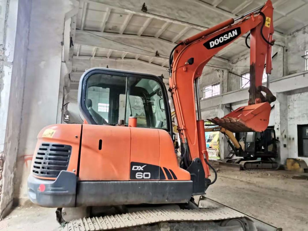 6 tonnes prêtes à l'emploi et expérimentées, utilisées, DOOSAN DX60 importé de Corée, en bon état.
