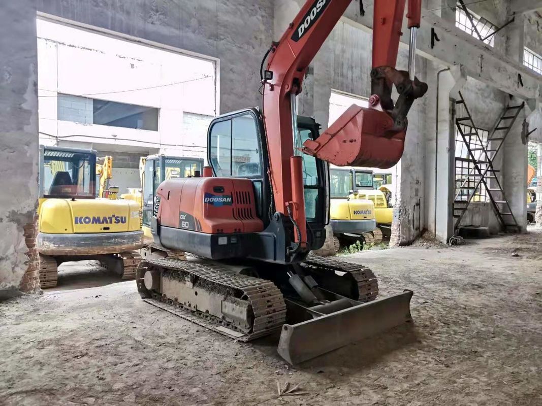 6 tonnes prêtes à l'emploi et expérimentées, utilisées, DOOSAN DX60 importé de Corée, en bon état.