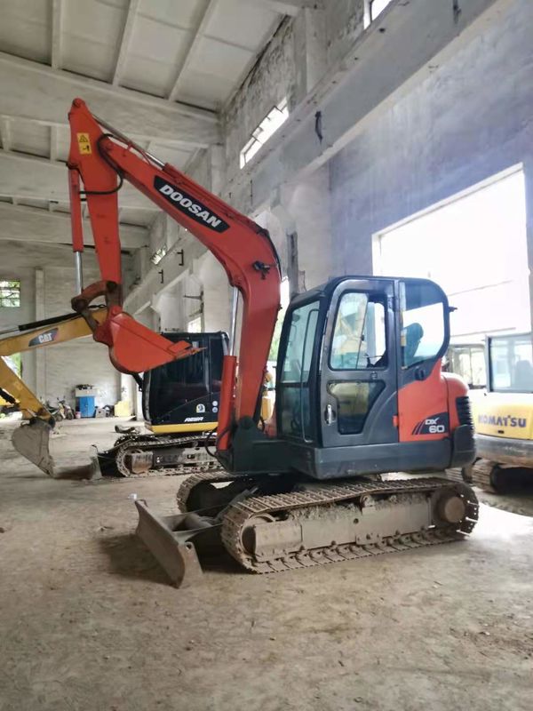 6 tonnes prêtes à l'emploi et expérimentées, utilisées, DOOSAN DX60 importé de Corée, en bon état.