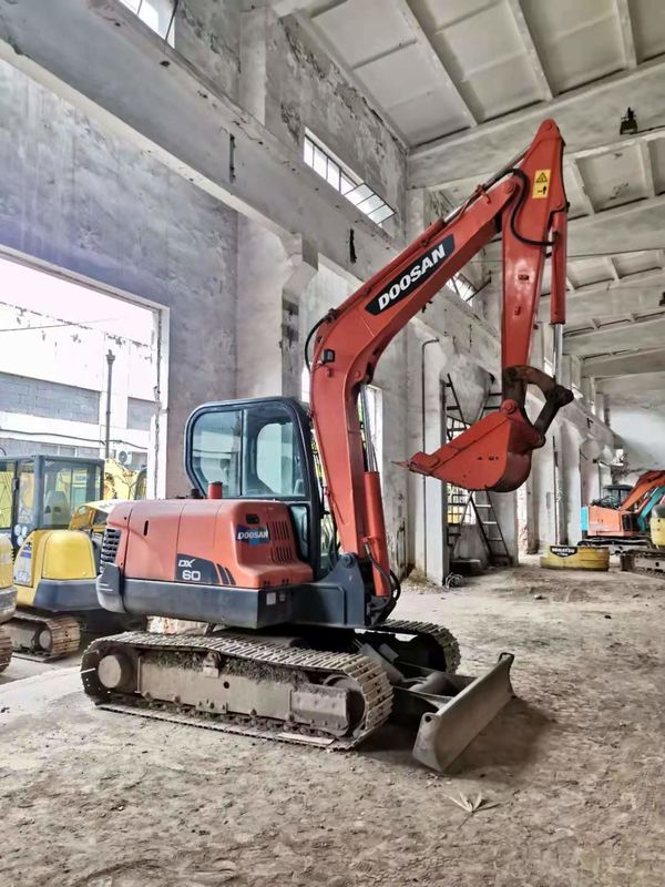 6 tonnes prêtes à l'emploi et expérimentées, utilisées, DOOSAN DX60 importé de Corée, en bon état.