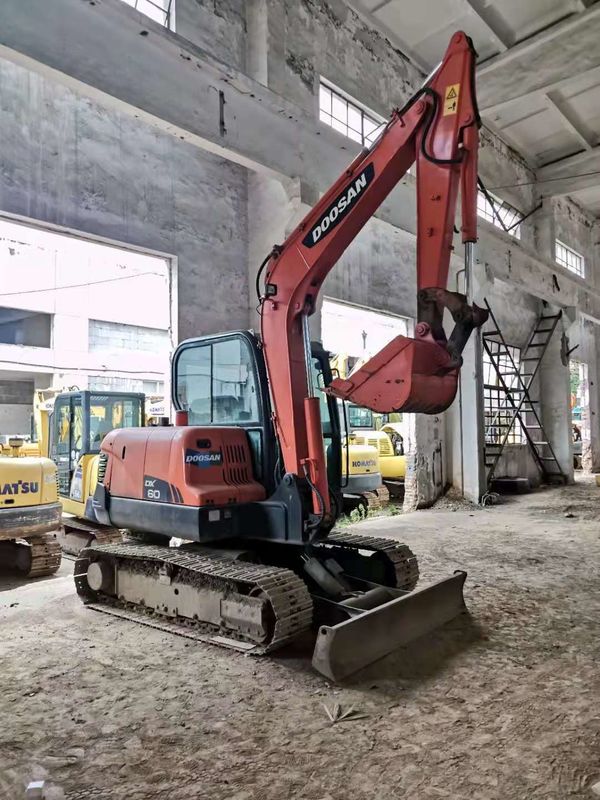 6 tonnes prêtes à l'emploi et expérimentées, utilisées, DOOSAN DX60 importé de Corée, en bon état.