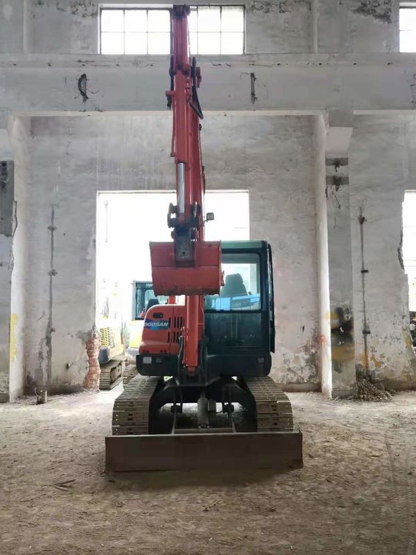 6 tonnes prêtes à l'emploi et expérimentées, utilisées, DOOSAN DX60 importé de Corée, en bon état.