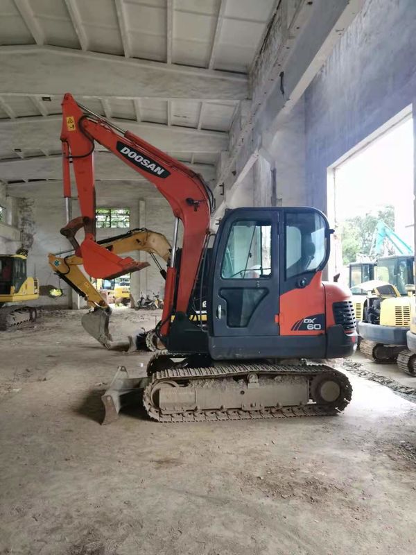 6 tonnes prêtes à l'emploi et expérimentées, utilisées, DOOSAN DX60 importé de Corée, en bon état.