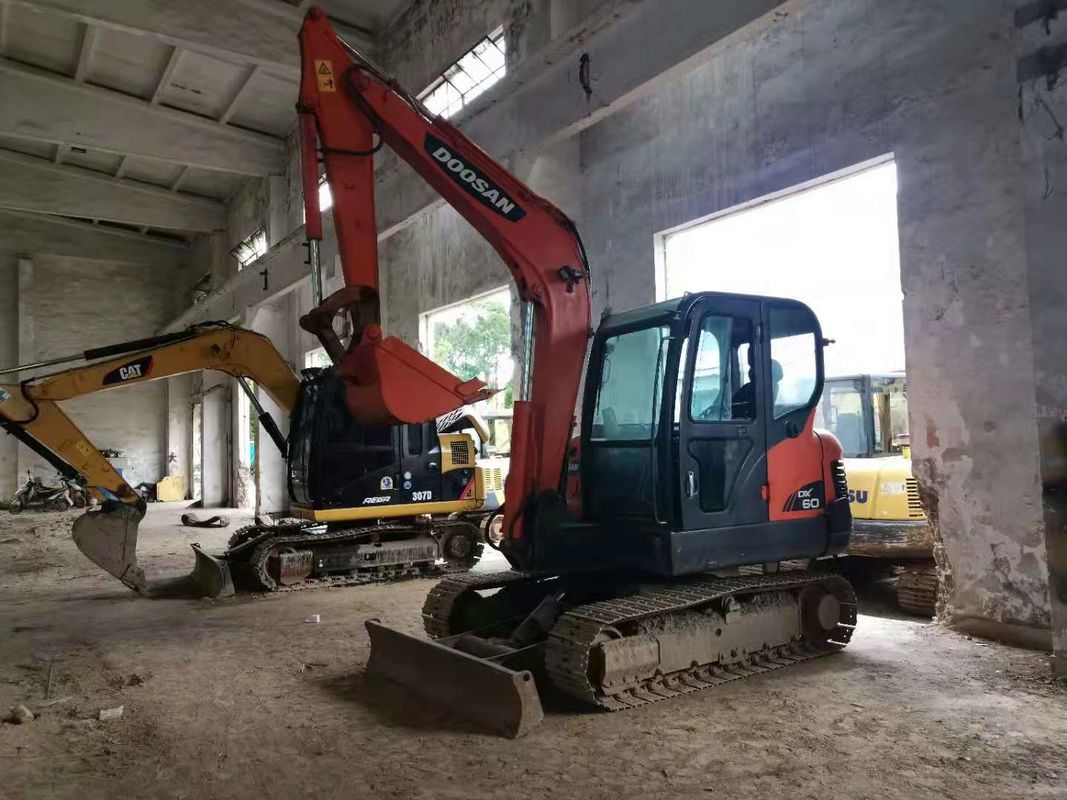 6 tonnes prêtes à l'emploi et expérimentées, utilisées, DOOSAN DX60 importé de Corée, en bon état.