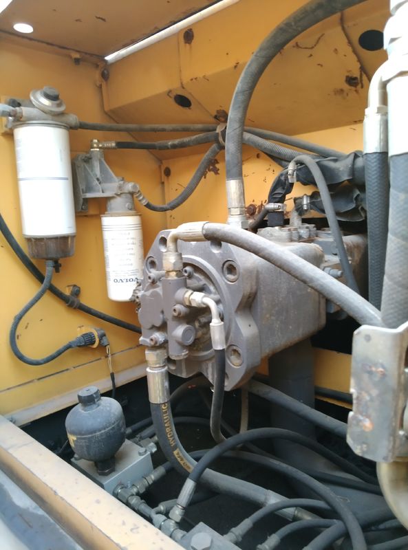 La Suède a importé une excavatrice à chenilles Volvo EC240 de haute qualité presque neuve.