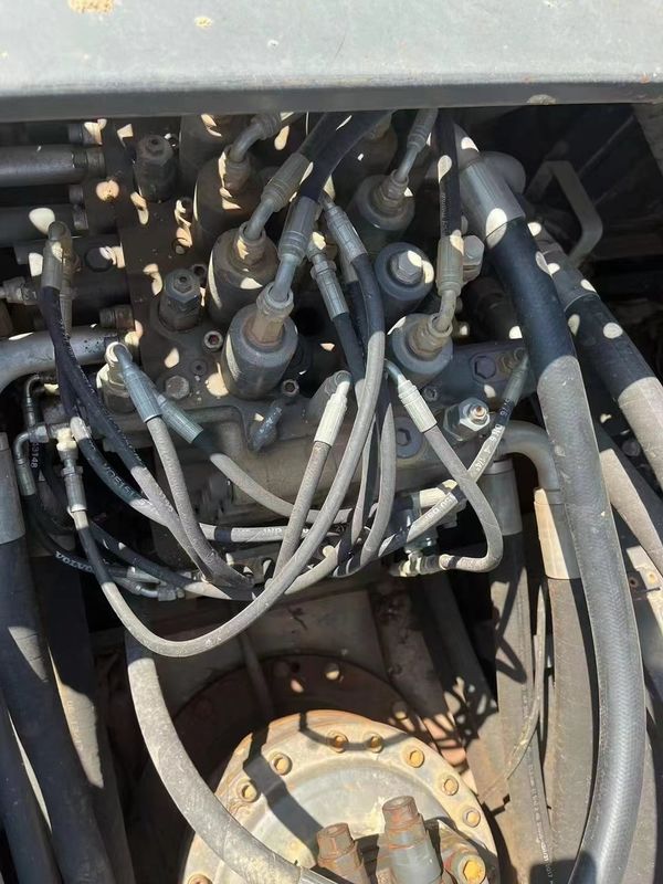 La Suède a importé une excavatrice à rampe Volvo EC350DL de haute qualité presque neuve.