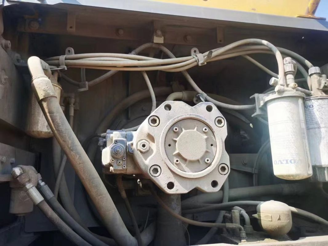 La Suède a importé une excavatrice à chenille Volvo EC380 de haute qualité presque neuve.