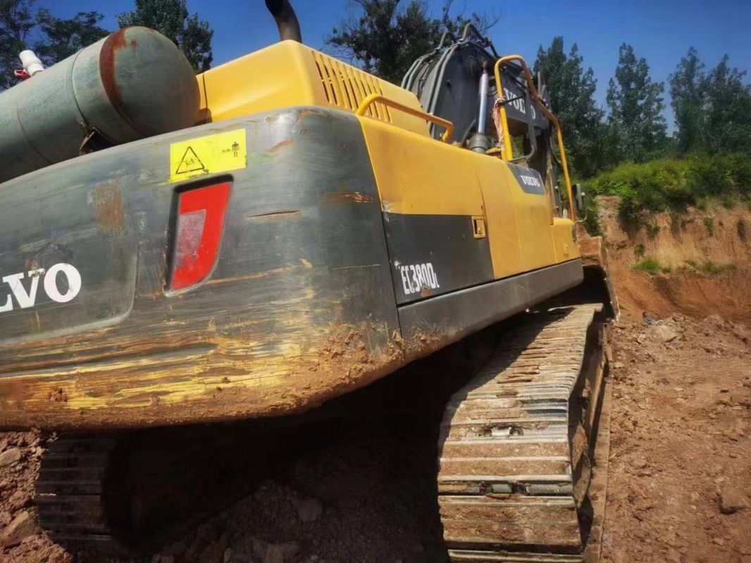 La Suède a importé une excavatrice à chenille Volvo EC380 de haute qualité presque neuve.