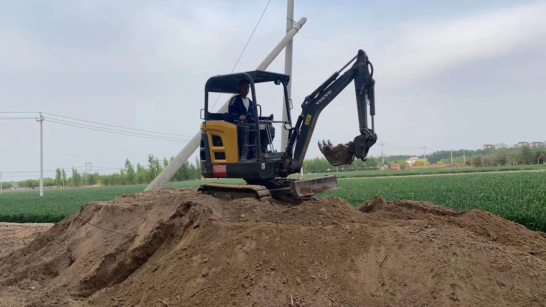 La Suède a importé une excavatrice à chenille Volvo EC18D de haute qualité presque neuve.