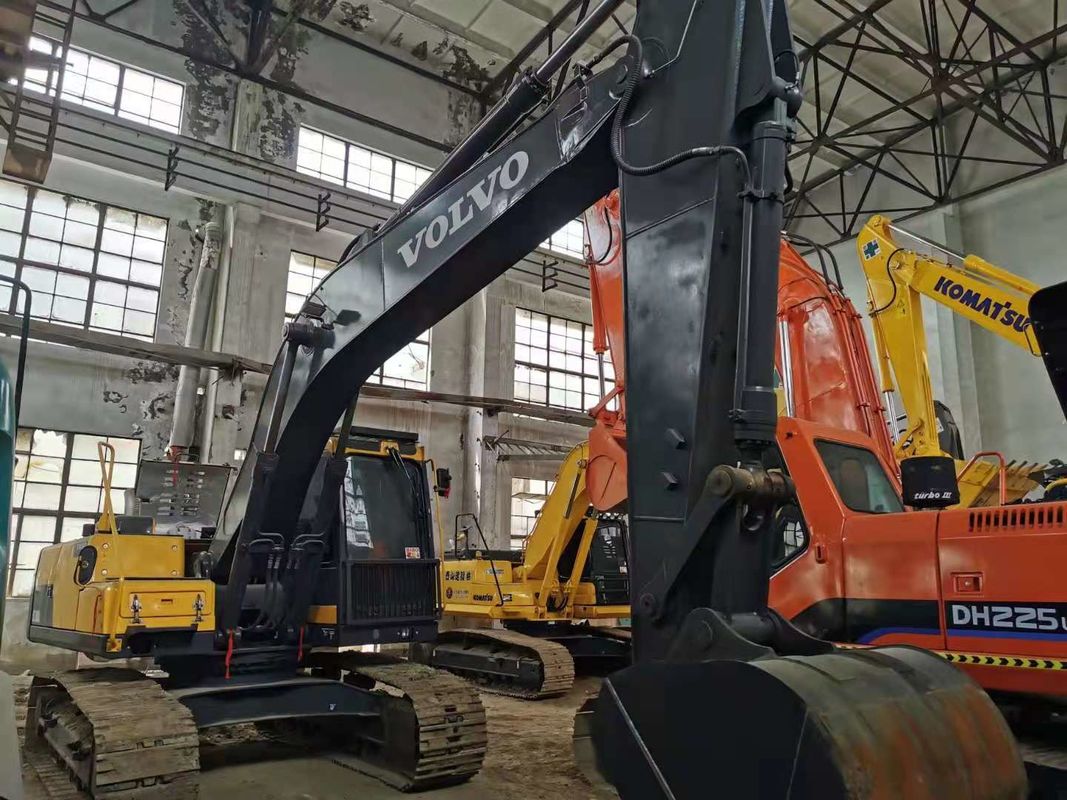 La Suède a importé une excavatrice à rampe Volvo EC200DL de haute qualité, presque neuve et prête à 100%