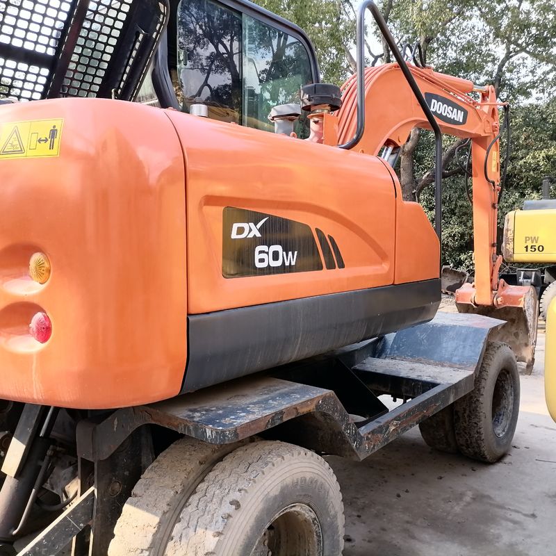 La Corée a importé 90% de la nouvelle excavatrice à roues d'occasion Doosan DX 60W de haute qualité et de meilleures performances à vendre