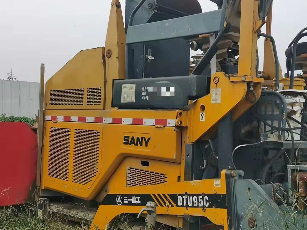 Semi-remorque à deux essieux bas SANY DTU95C communément utilisée pour le transport de charges lourdes ou surdimensionnées