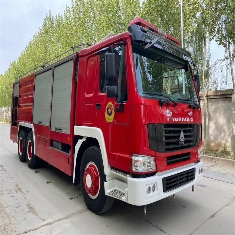 En bon état carburant rouge type Howo camion de lutte contre les incendies 16cbm transmission manuelle