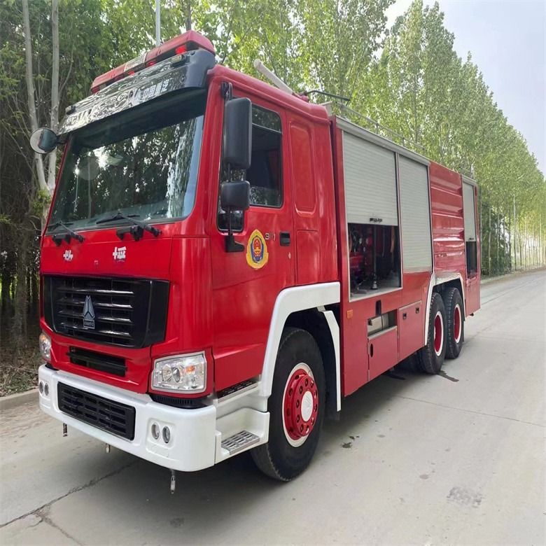 En bon état carburant rouge type Howo camion de lutte contre les incendies 16cbm transmission manuelle