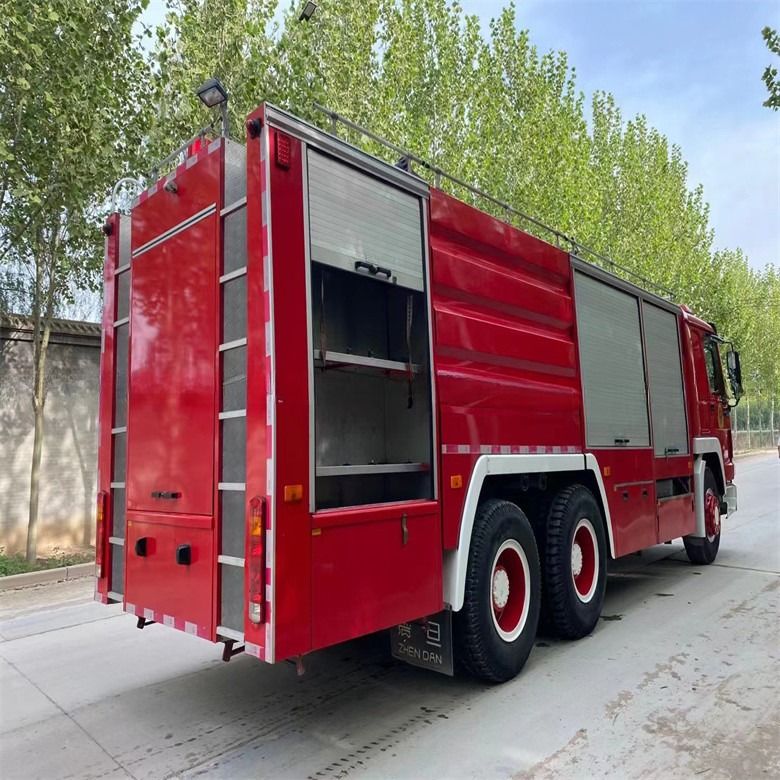 En bon état carburant rouge type Howo camion de lutte contre les incendies 16cbm transmission manuelle