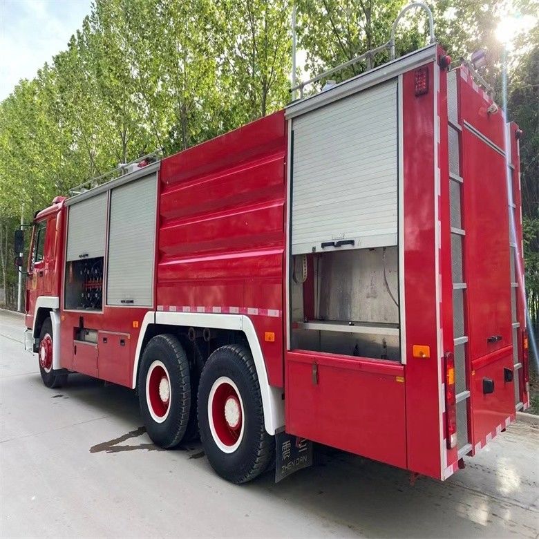 En bon état carburant rouge type Howo camion de lutte contre les incendies 16cbm transmission manuelle