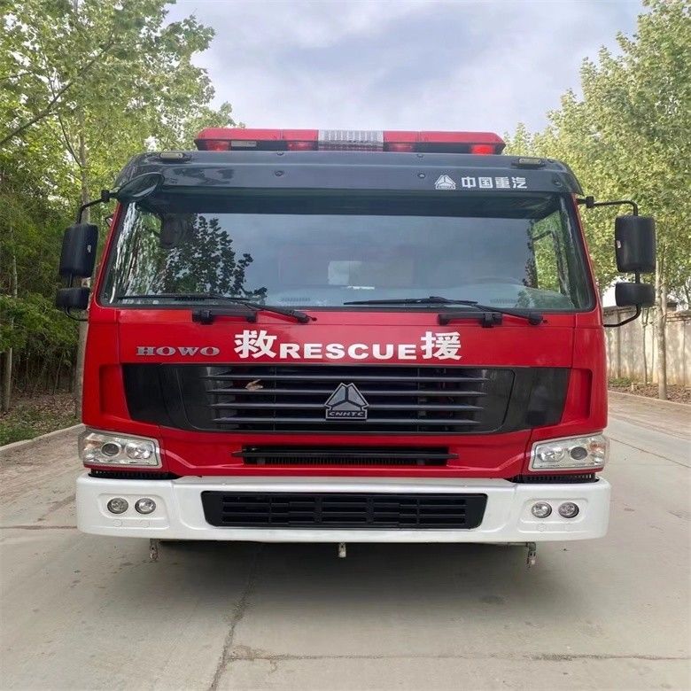 En bon état carburant rouge type Howo camion de lutte contre les incendies 16cbm transmission manuelle