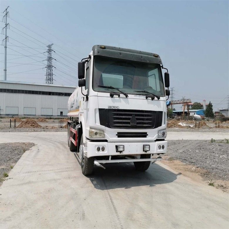 Camion chinois HOWO 6x4 Camion à eau 12-16m Surface d'arrosage 25000kg Poids brut du véhicule