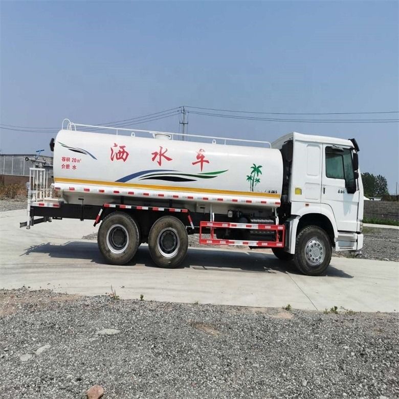 Un réservoir en acier au carbone Isuzu Howo camion d'eau en parfait état Japon importé d'occasion