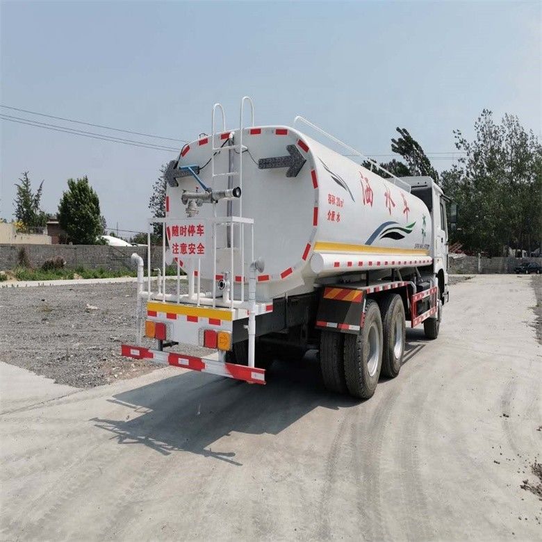 Un réservoir en acier au carbone Isuzu Howo camion d'eau en parfait état Japon importé d'occasion