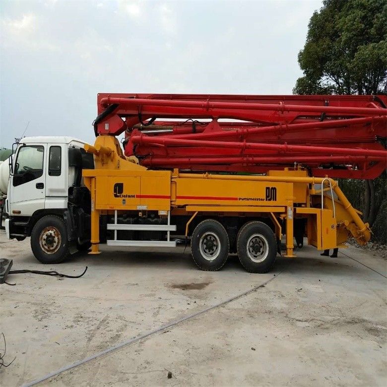 Chassis jaune d'occasion Putzmeister Pompes à béton 37 mètres avec une productivité de 12 M3/h