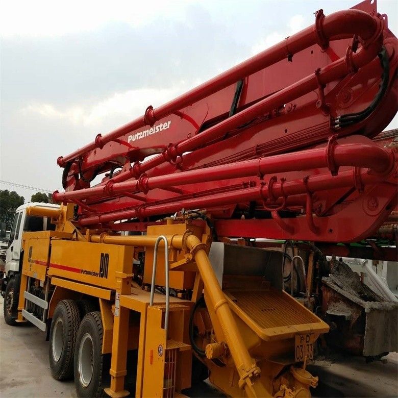 Chassis jaune d'occasion Putzmeister Pompes à béton 37 mètres avec une productivité de 12 M3/h