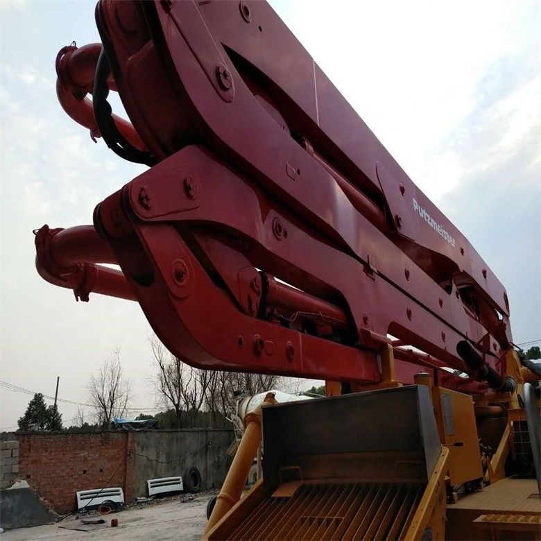 Chassis jaune d'occasion Putzmeister Pompes à béton 37 mètres avec une productivité de 12 M3/h