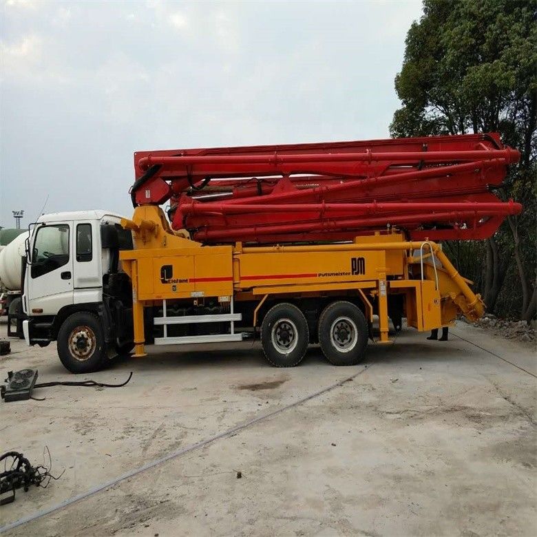 Chassis jaune d'occasion Putzmeister Pompes à béton 37 mètres avec une productivité de 12 M3/h