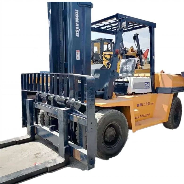 C'est un chariot élévateur diesel Komatsu FD70 de seconde main japonaise avec une capacité de chargement de 7000 kg.