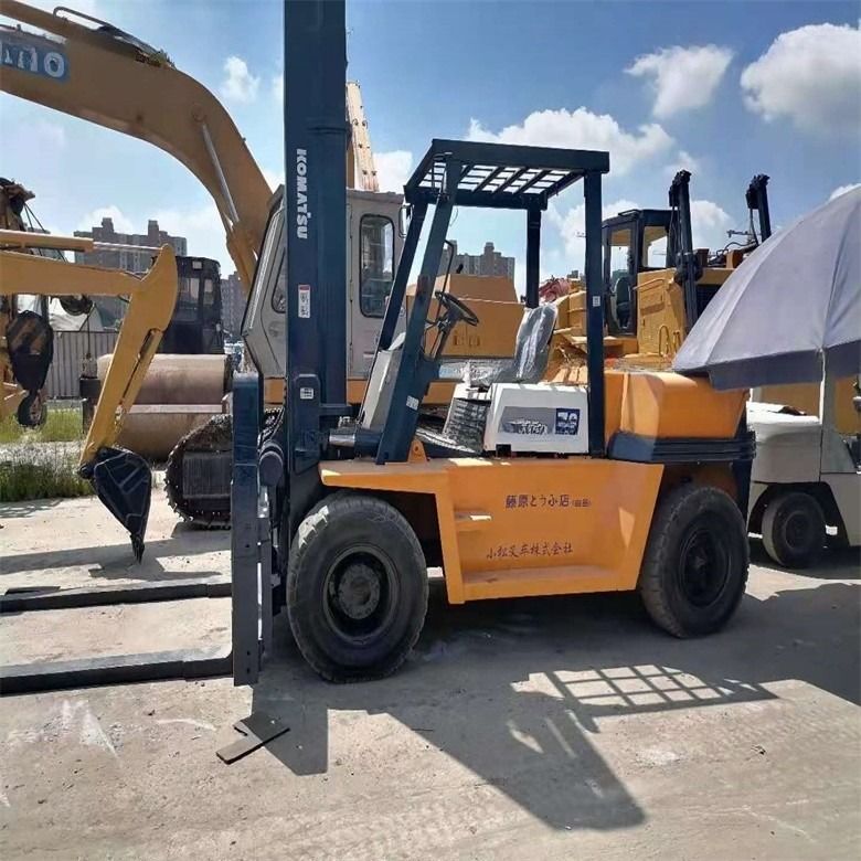 C'est un chariot élévateur diesel Komatsu FD70 de seconde main japonaise avec une capacité de chargement de 7000 kg.
