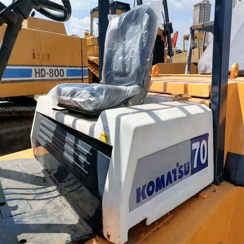 C'est un chariot élévateur diesel Komatsu FD70 de seconde main japonaise avec une capacité de chargement de 7000 kg.