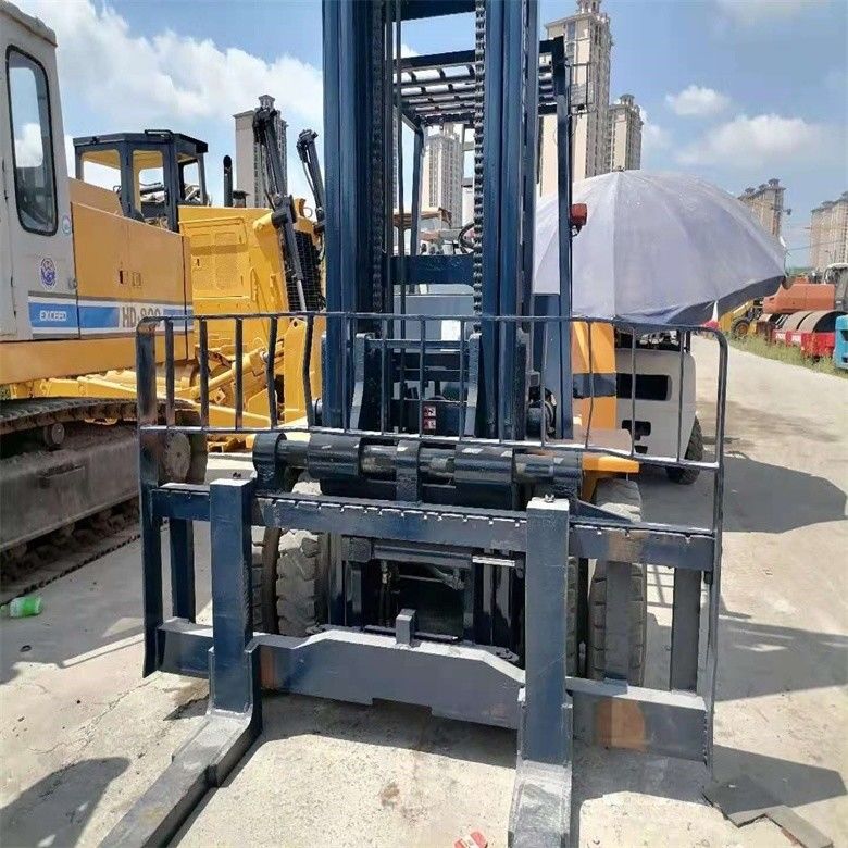C'est un chariot élévateur diesel Komatsu FD70 de seconde main japonaise avec une capacité de chargement de 7000 kg.