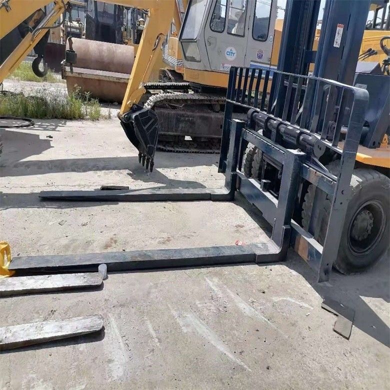 C'est un chariot élévateur diesel Komatsu FD70 de seconde main japonaise avec une capacité de chargement de 7000 kg.
