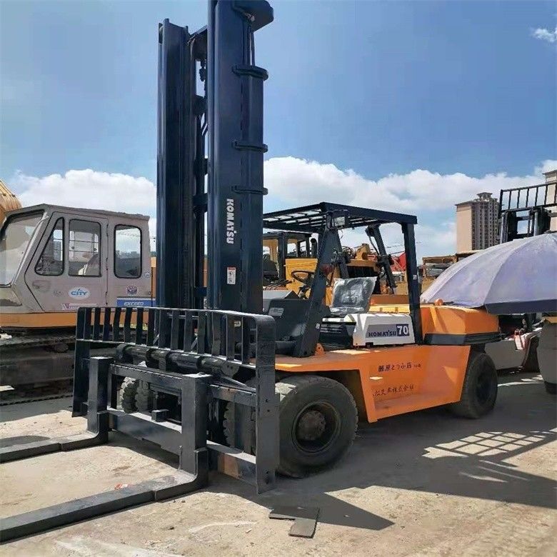 C'est un chariot élévateur diesel Komatsu FD70 de seconde main japonaise avec une capacité de chargement de 7000 kg.