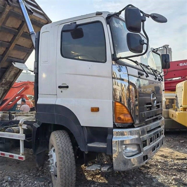 Système multimédia utilisé HINO 6*4 Chariot de décharge 700 pour la construction lourde