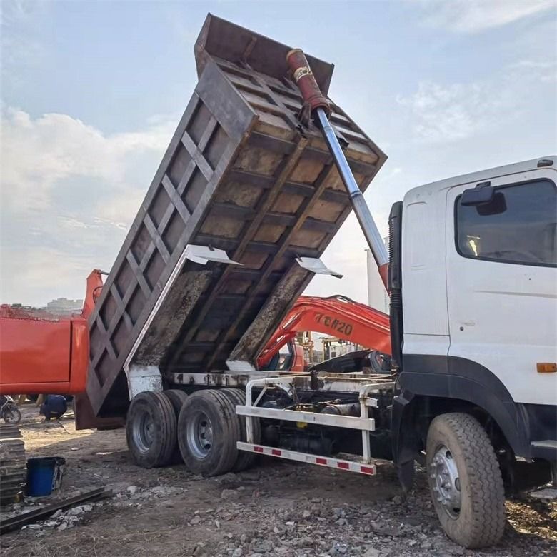 Système multimédia utilisé HINO 6*4 Chariot de décharge 700 pour la construction lourde