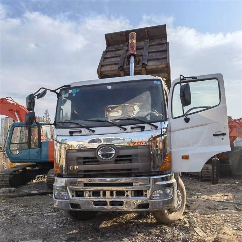 Système multimédia utilisé HINO 6*4 Chariot de décharge 700 pour la construction lourde
