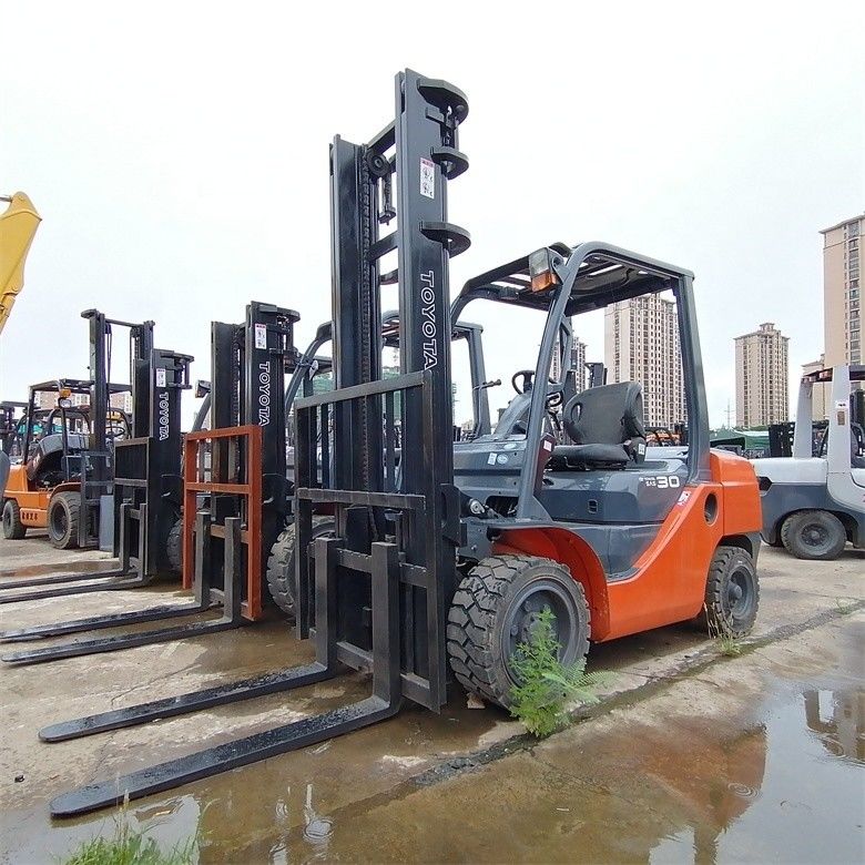 Le chariot élévateur multi-fonctionnel de 3 tonnes importé du Japon est prêt pour une utilisation à temps partiel