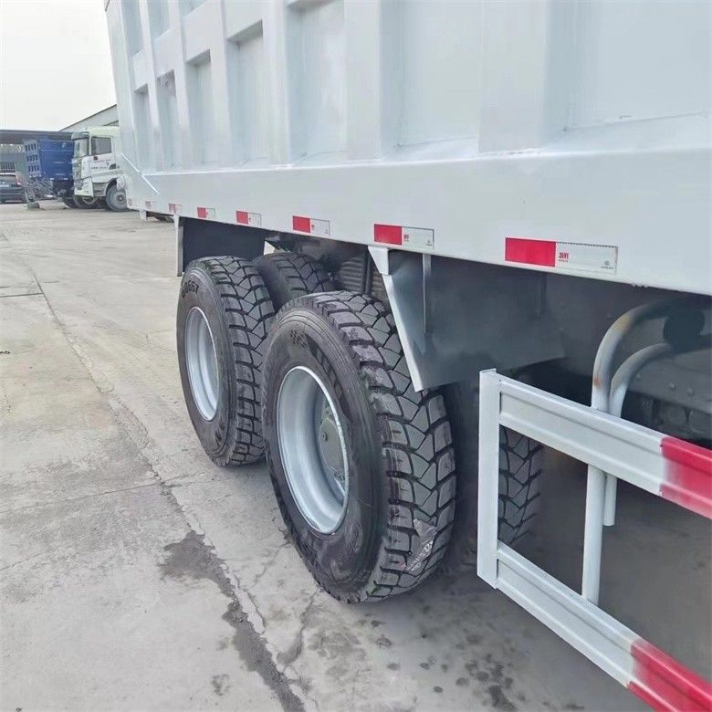 Système multimédia équipé de 6x4 Howo Dump Truck sinotruck 371 LHD avec et direction gauche