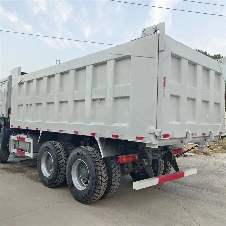Système multimédia équipé de 6x4 Howo Dump Truck sinotruck 371 LHD avec et direction gauche