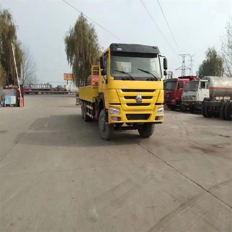 Crane montée sur camion à moteur Sinotruk WD615 modèle 10 tonnes avec cylindre hydraulique original