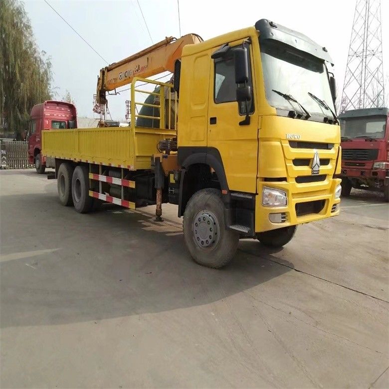 Crane montée sur camion à moteur Sinotruk WD615 modèle 10 tonnes avec cylindre hydraulique original