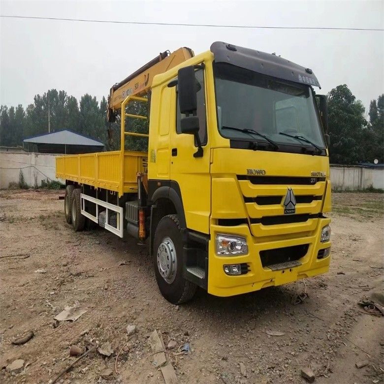 Crane montée sur camion à moteur Sinotruk WD615 modèle 10 tonnes avec cylindre hydraulique original