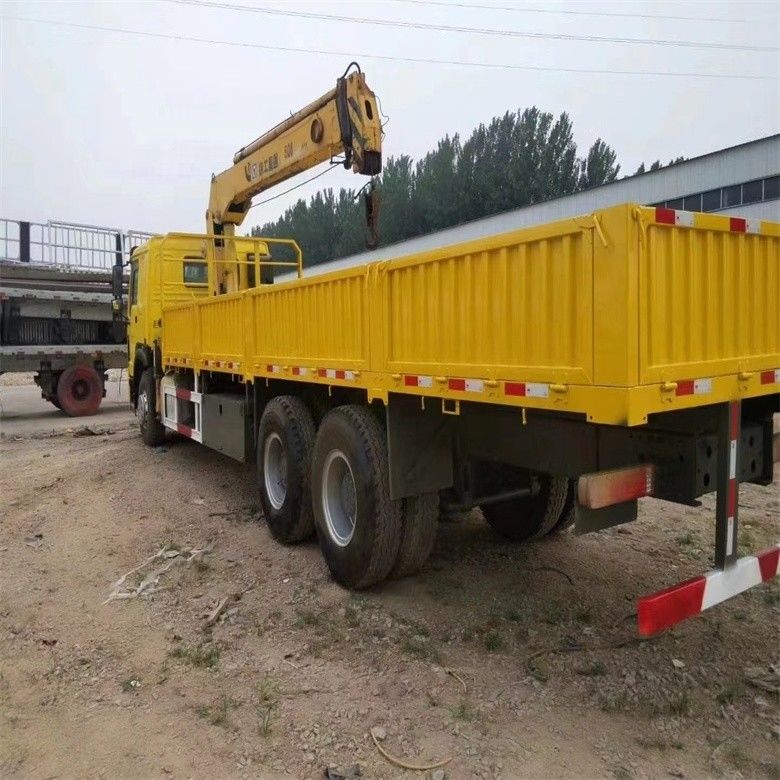 Crane montée sur camion à moteur Sinotruk WD615 modèle 10 tonnes avec cylindre hydraulique original