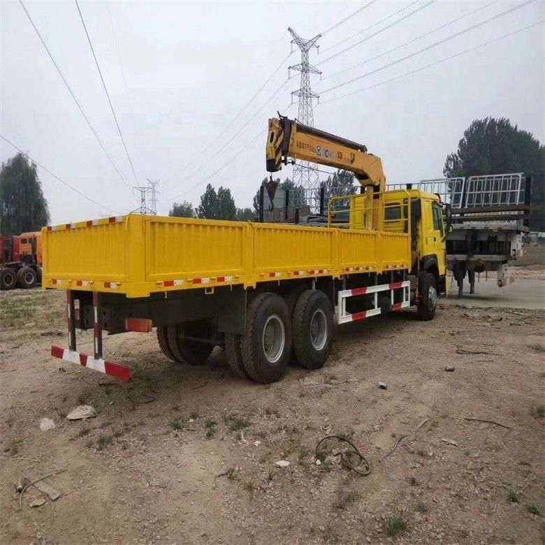 Crane montée sur camion à moteur Sinotruk WD615 modèle 10 tonnes avec cylindre hydraulique original