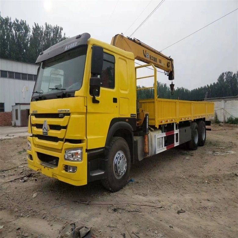 Crane montée sur camion à moteur Sinotruk WD615 modèle 10 tonnes avec cylindre hydraulique original
